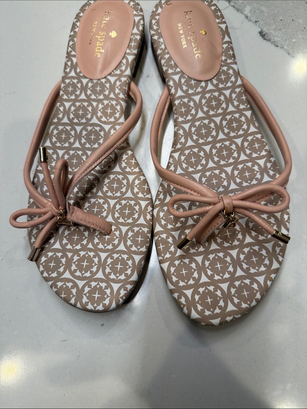Kate Spade Blush Pink Bow Thong Sandals with Patterned Footbed Charm Sz8.5 - Picture 4 of 6